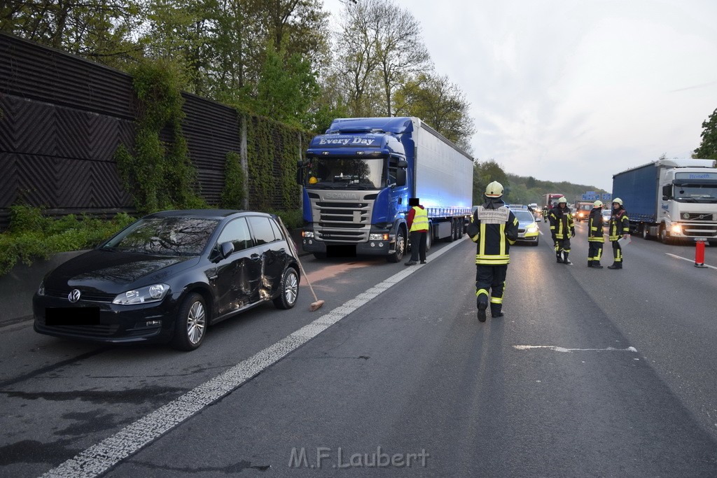 A 4 Rich Olpe vor Rodenkirchener Bruecke Heizoel LKW verliert Heizoel P18.JPG - Miklos Laubert